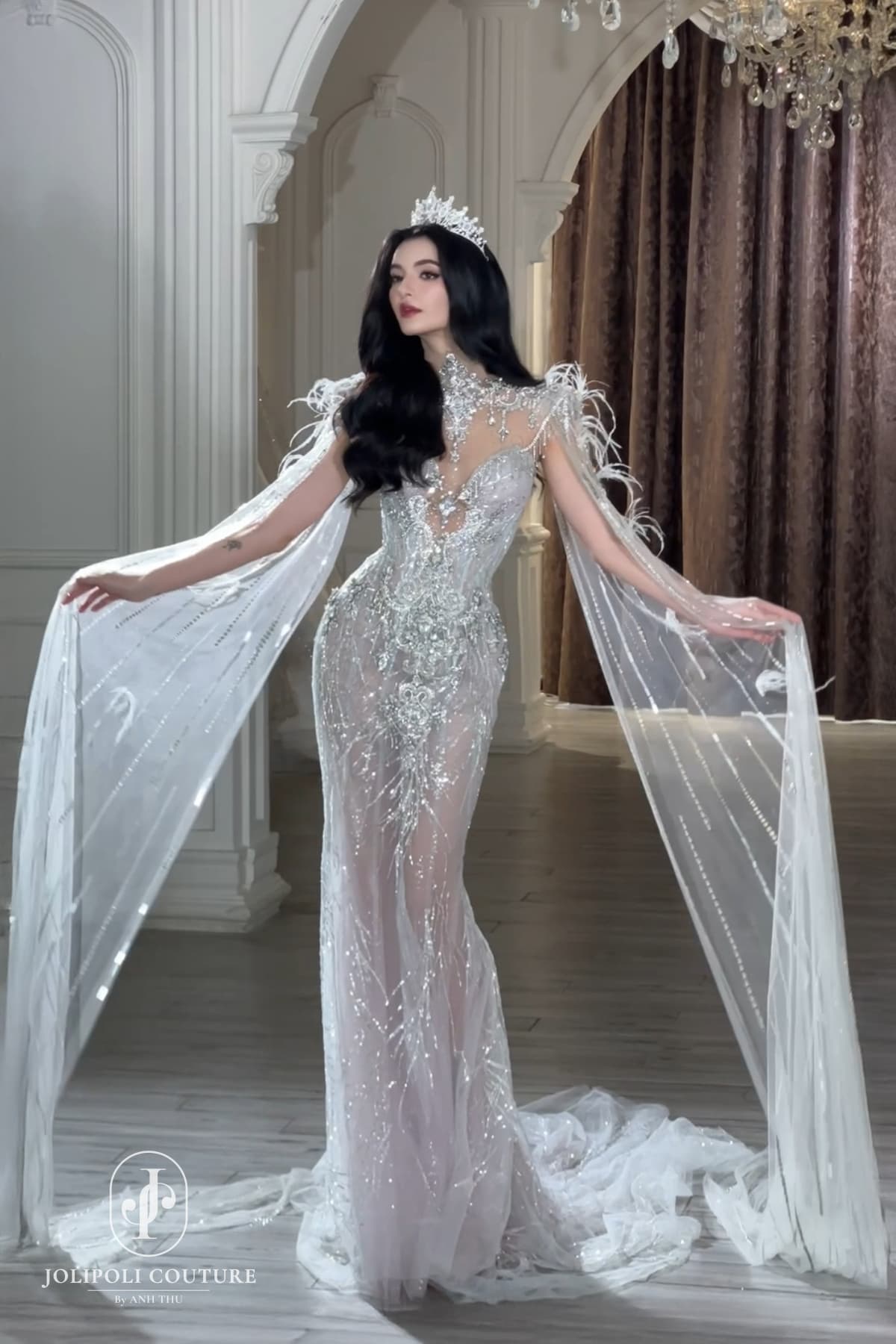 Đầm trắng đính lông vũ với cape xuyên thấu, Songe de Velours