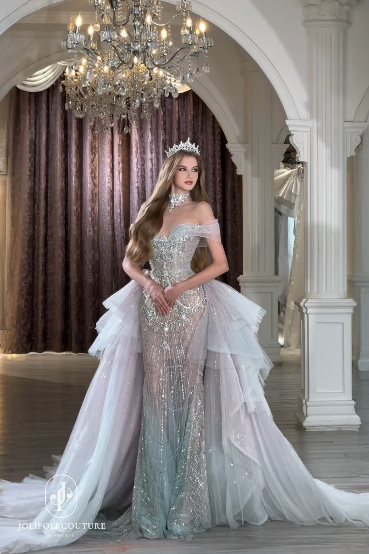 Đầm couture với tùng váy xếp tầng dưới ánh đèn chùm tại atelier JoliPoli