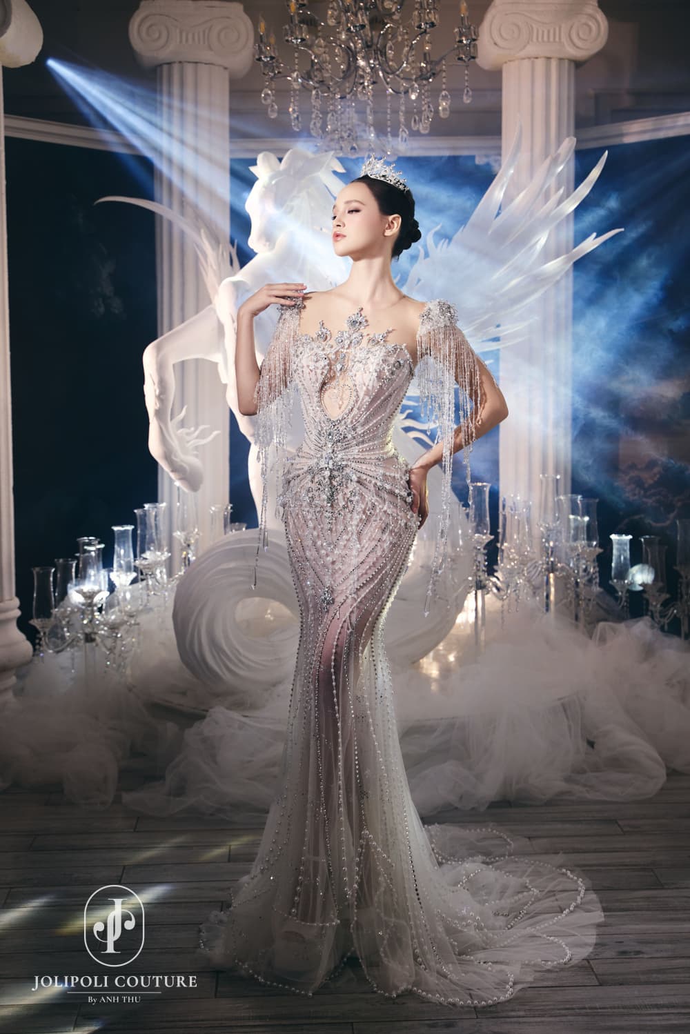 Đầm mermaid đính pha lê trắng, bộ sưu tập Pantheon Aurorae
